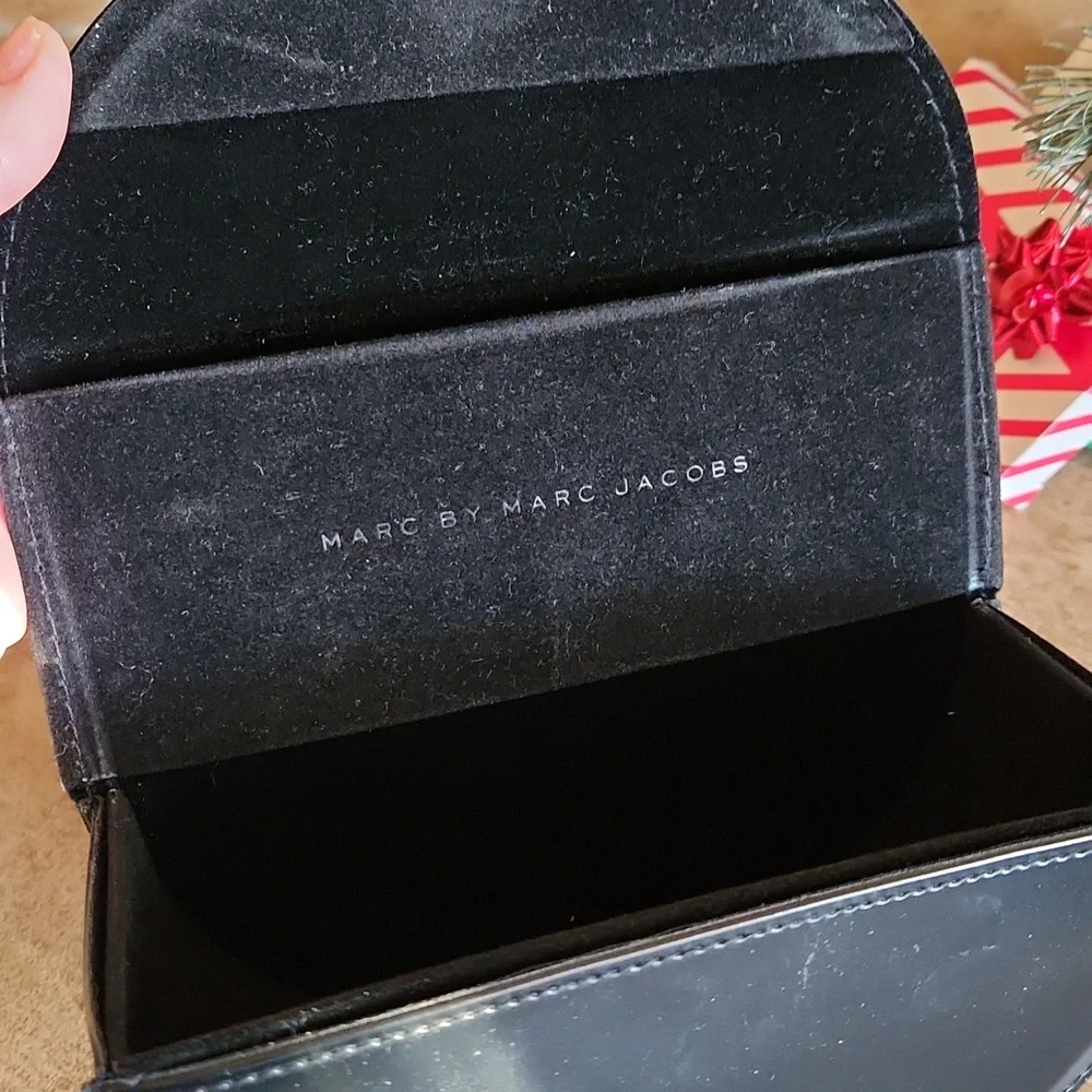 Marc by Marc Jacobs black hard shell eyeglass/sunglasses holder - Picture 7 of 11